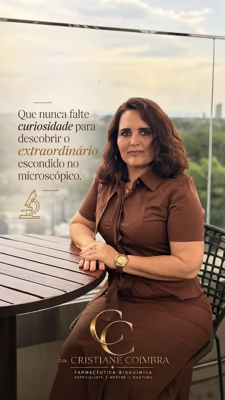 Dra. Cristiane sentada em uma varanda. Que nunca falte curiosidade para descobrir o extraordinário escondido no microscópico