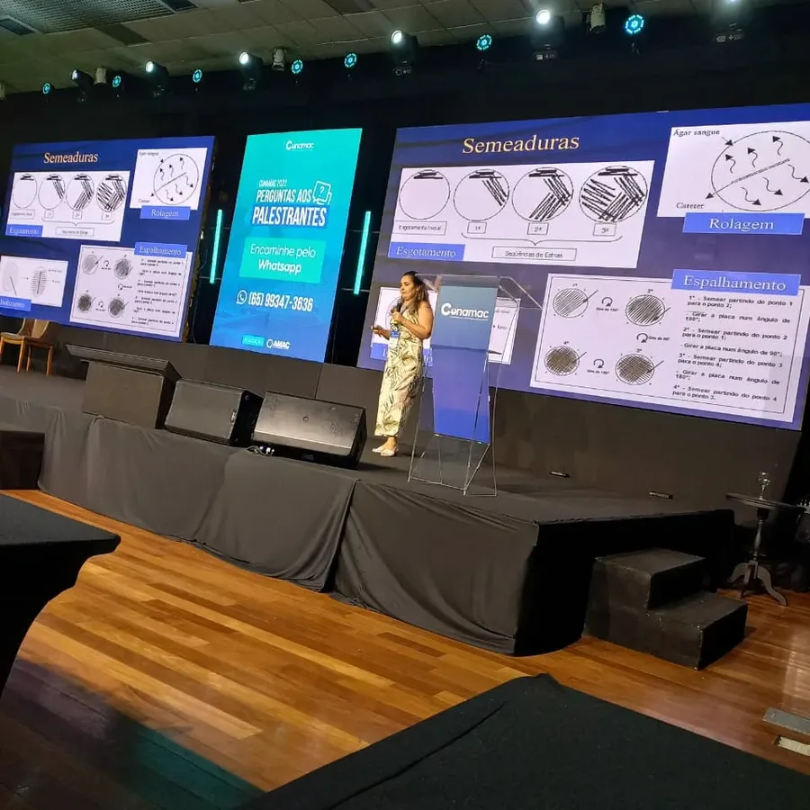 Palco do CONAMAC durante palestra sobre semeaduras