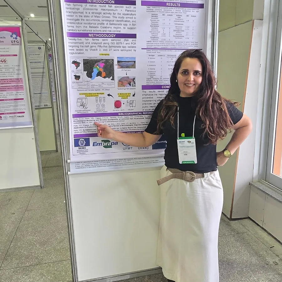 Dra. Cristiane apresentando um pôster científico em congresso